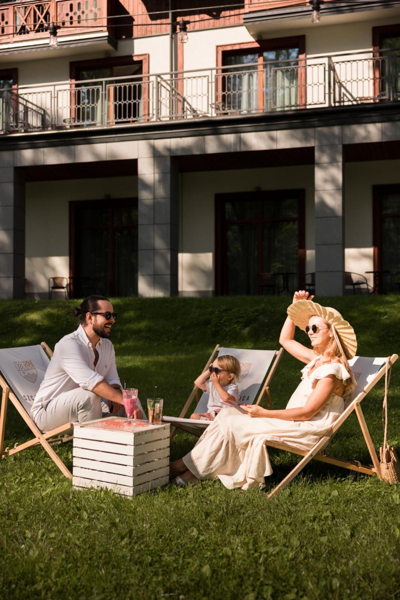 Szczawnica Park Resort & Spa Eksteriør bilde Family at the hotel